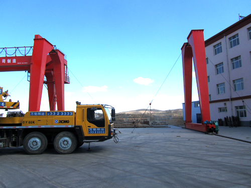 現(xiàn)場安裝20噸雙主梁門機(jī) 